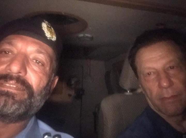 سابق وزیر اعظم عمران خان کی پولیس کی کسٹڈی میں تازہ تصویر آگئی۔